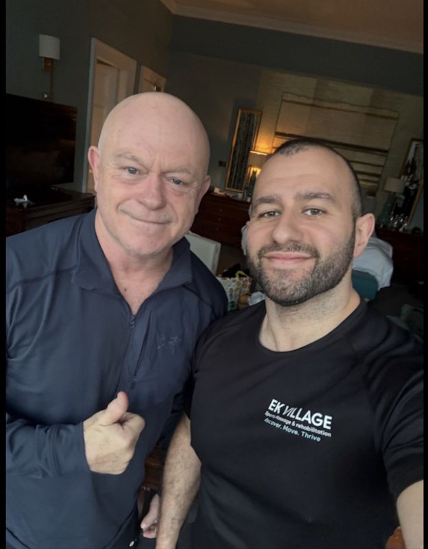 Nial with Ross Kemp, who gives a thumbs up